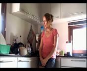 Женщина мастурбирует вилкой на кухне
